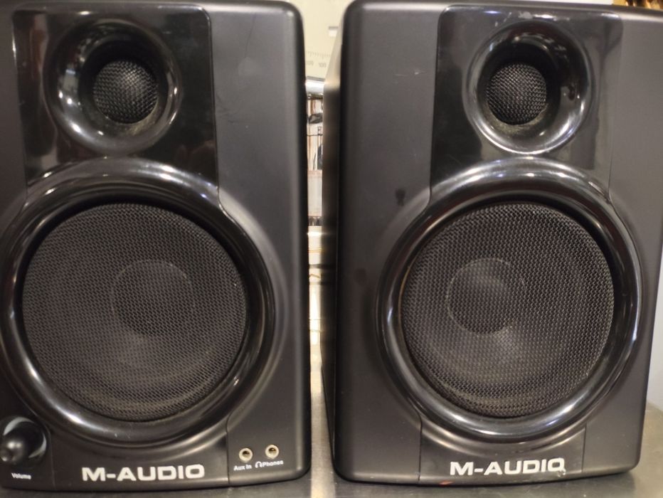 Monitores pré amplificados M Audio AV 40