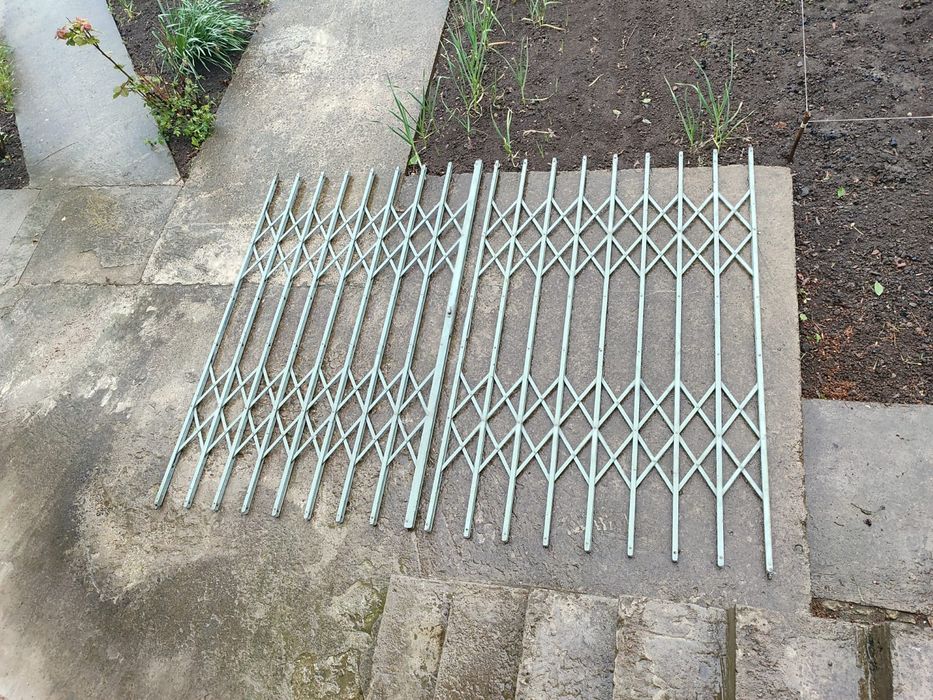 Решітка залізна на ворота чи двері.