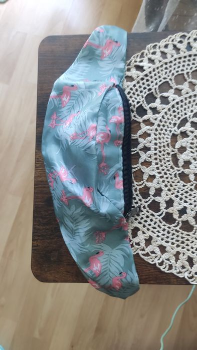 Saszetka nerka we flamingi