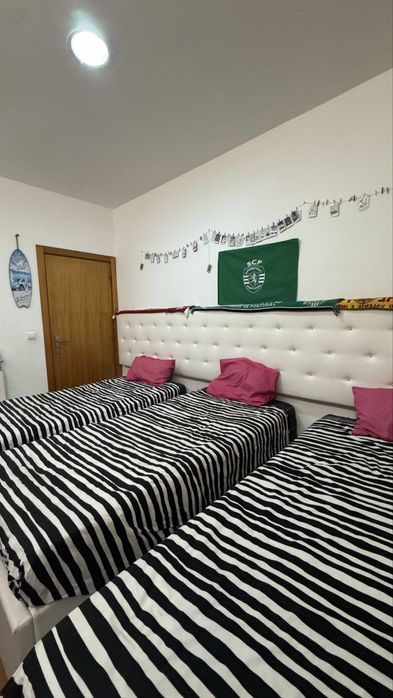 Cabeceira e 3 camas de solteiro