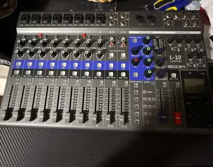 Mesa de Mistura/Gravação Zoom LiveTrak L-12 — Como Nova, com Case Original