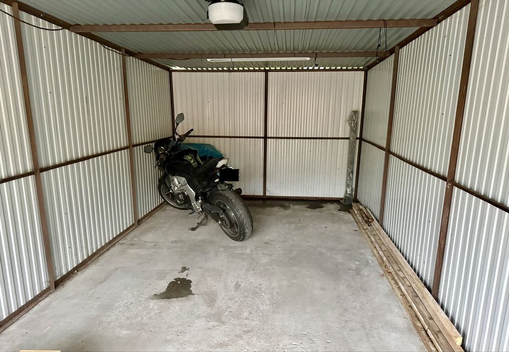 Garaż na motocykl, miejsce postojowe
