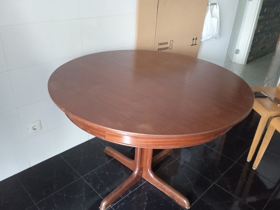 Mesa e cadeiras em bom estado