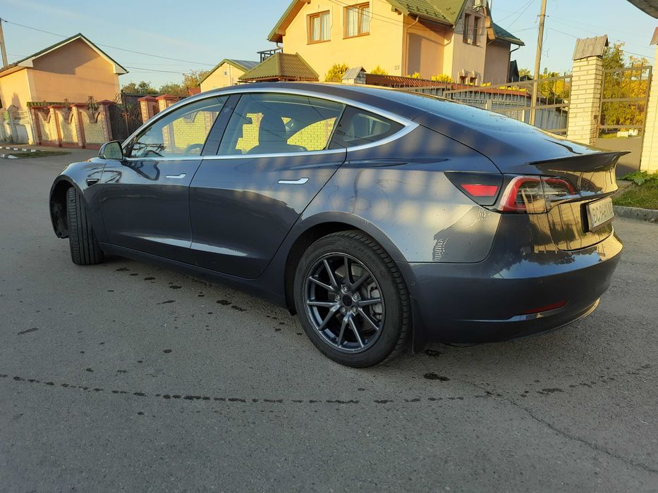 Продам Tesla model 3