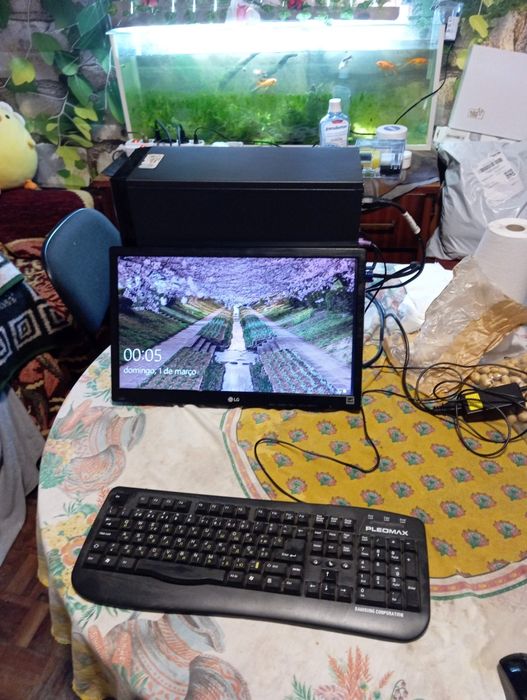 Dois computadores mais monitor