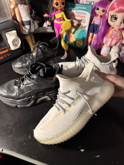 Кроси жіночі чорні і білі