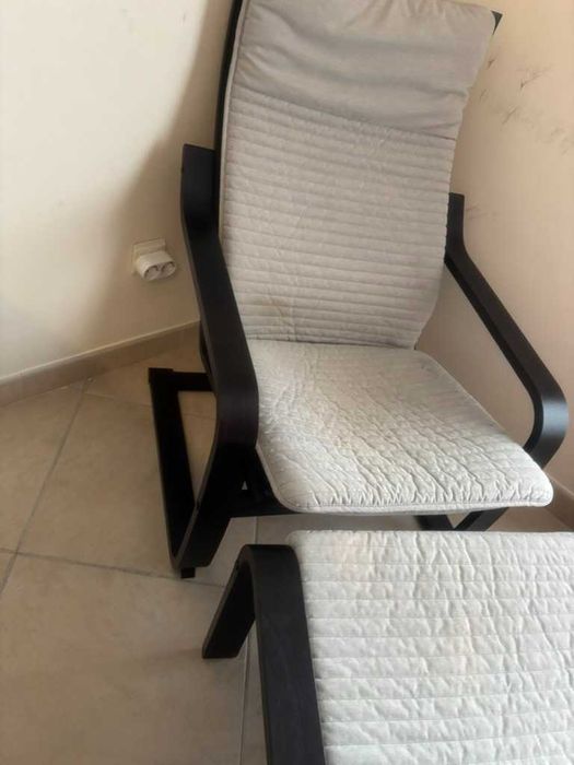 Poltrona e repousa-pés (gama POÄNG, IKEA)