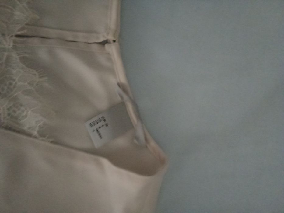 Roupa de mulher em bom estado