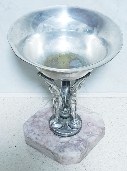 Antiga taça - troféu figurativo de desporto em casquinha