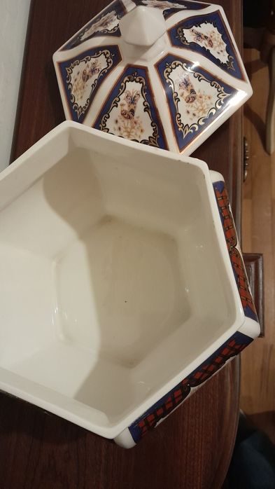 Taça com tampa em porcelana.