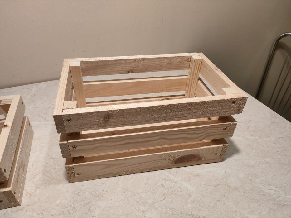 Skrzyneczka drewniana ozdobna, na kwiatki, przetwory sosnowa