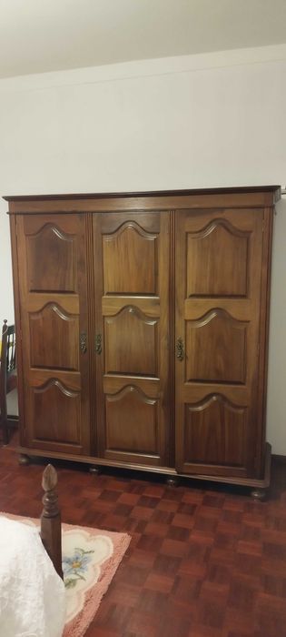 Mobília de quarto em madeira maciça