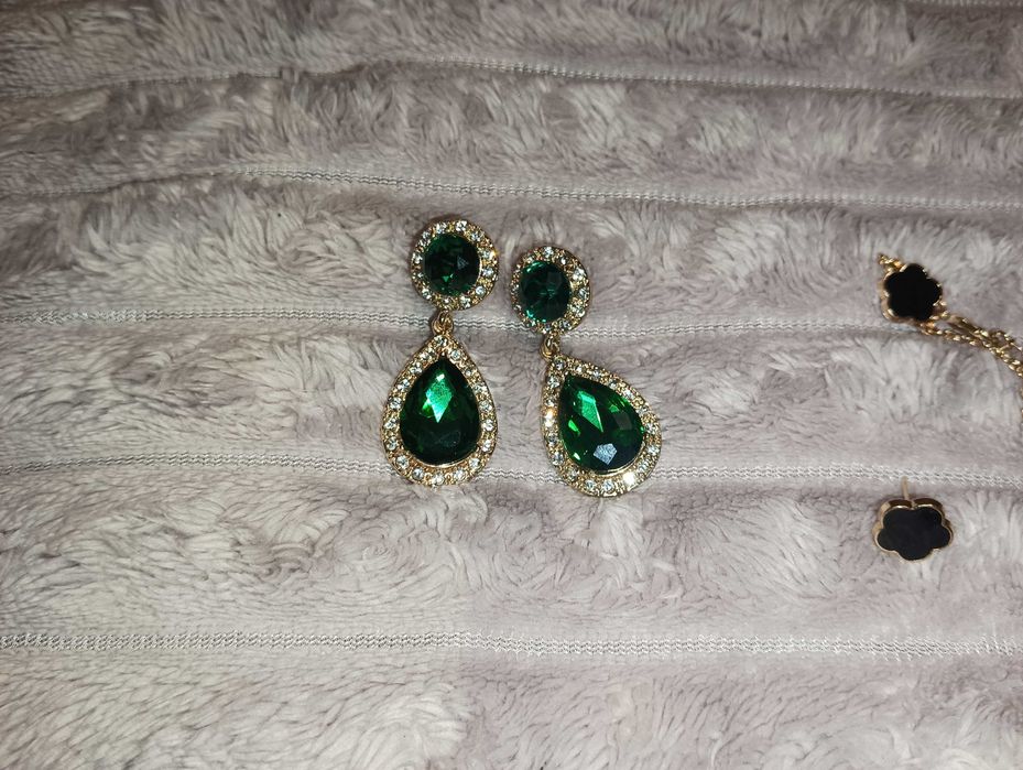 różnorodna biżuteria kostiumowa