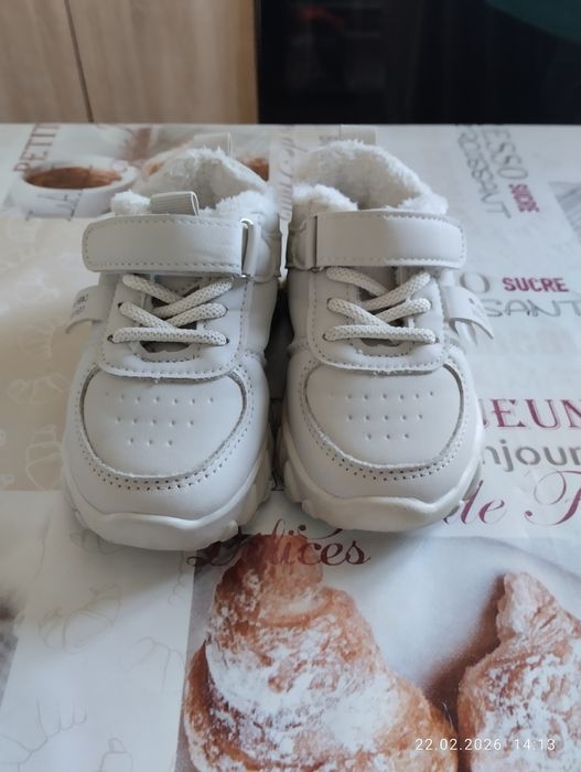 Кросівки зимові.