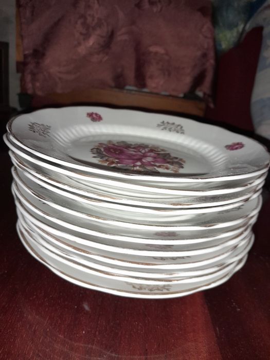 Набор тарелок по 12 штук. Глубокие и мелкие