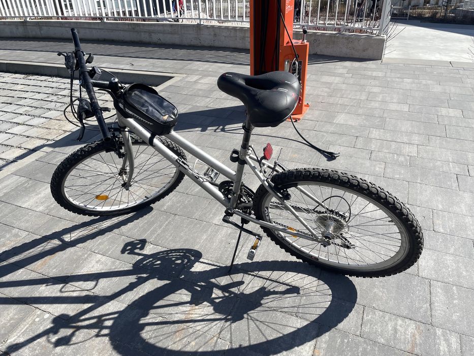 Sprzedam rower miejski koloru szarego.
