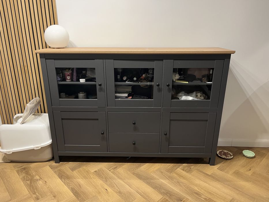 Komoda z przeszklonymi drzwiami do salonu Hesen