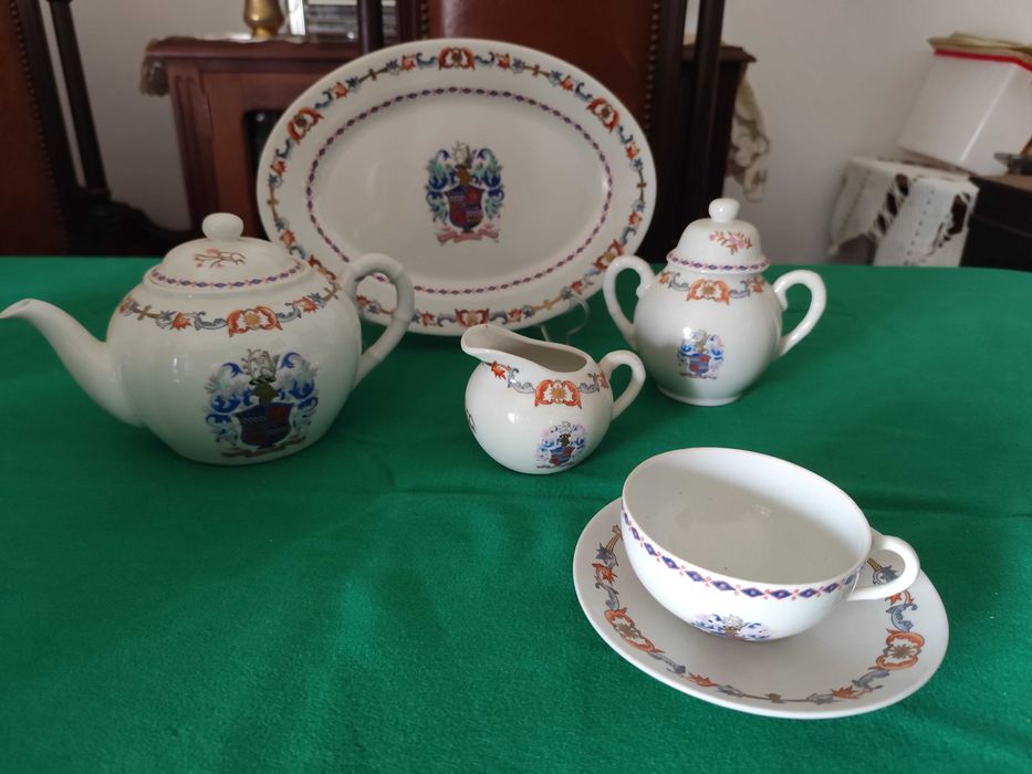 Conjunto de chá em porcelana armoriada - Venda ou troca