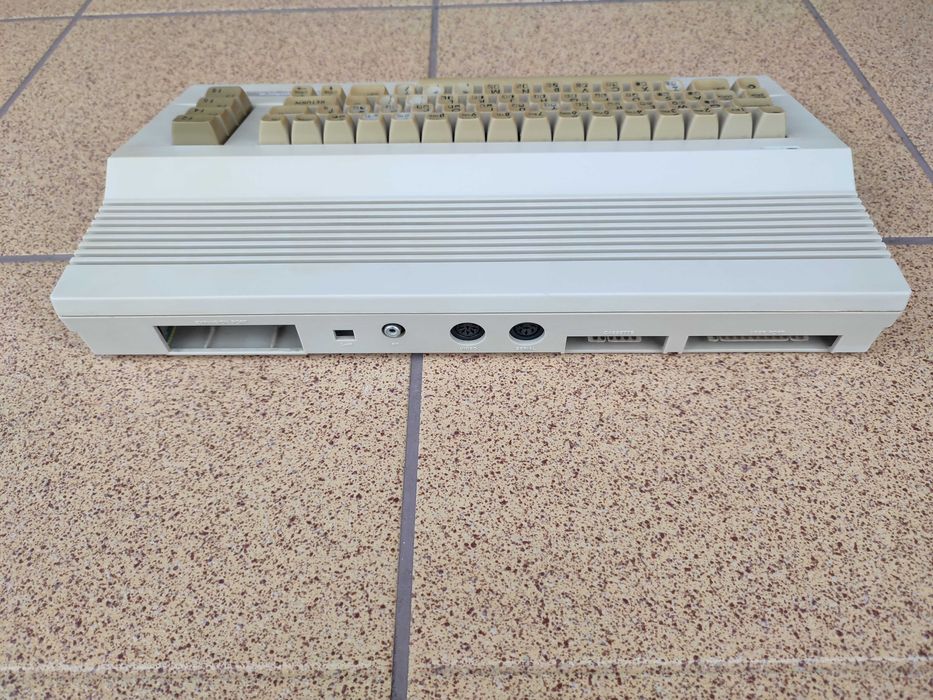 Commodore C64 kompletny zestaw z grami cartridge Tapecart stan bdb, sprawny.