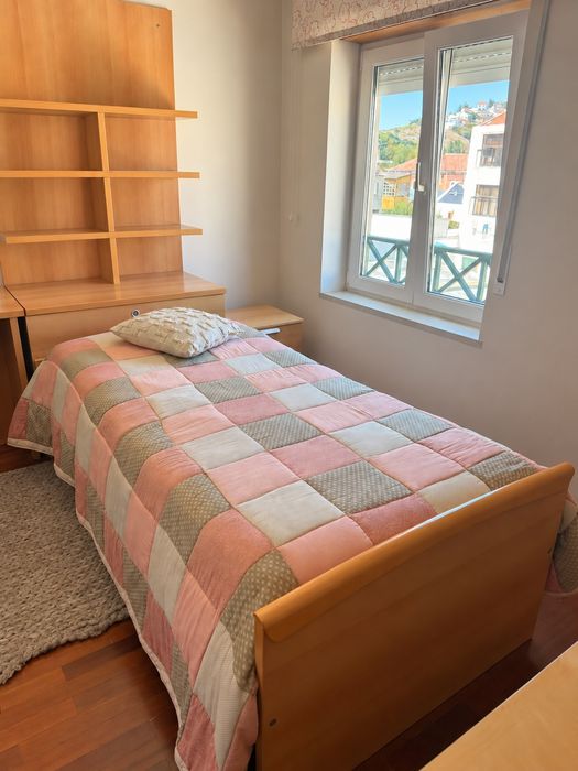 Mobília Quarto Individual - Cama + Mesa de Cabeceira + Secretária + Camiseiro + Prateleira parede
