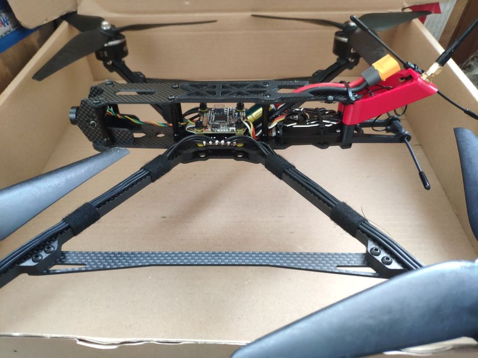 Дрон квадрокоптер 10 дюймів налаштований і облітаний на полігоні