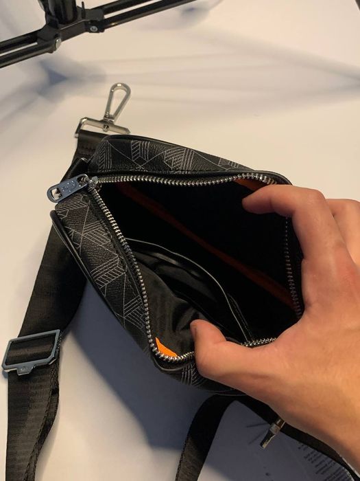 Сумка Lacoste 

- присутні гравіювання
- приємна на дотик
- присутні