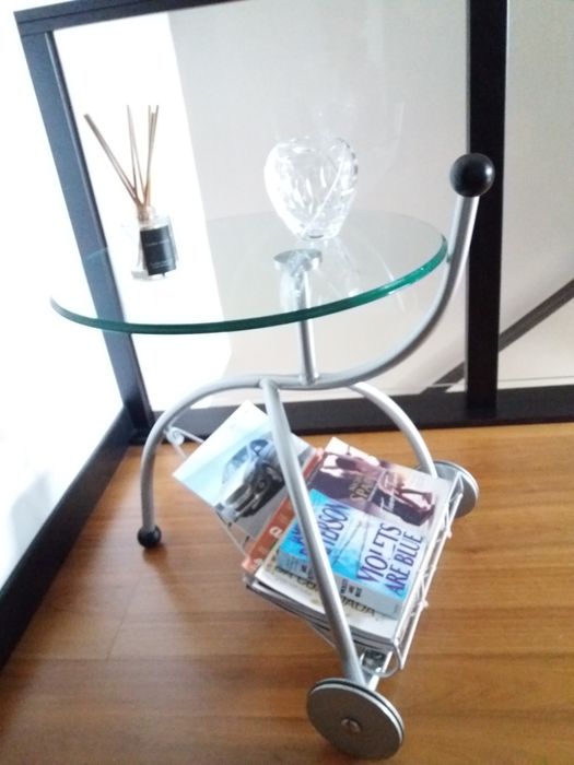 Mesa de apoio e de revistas de vidro com rodas