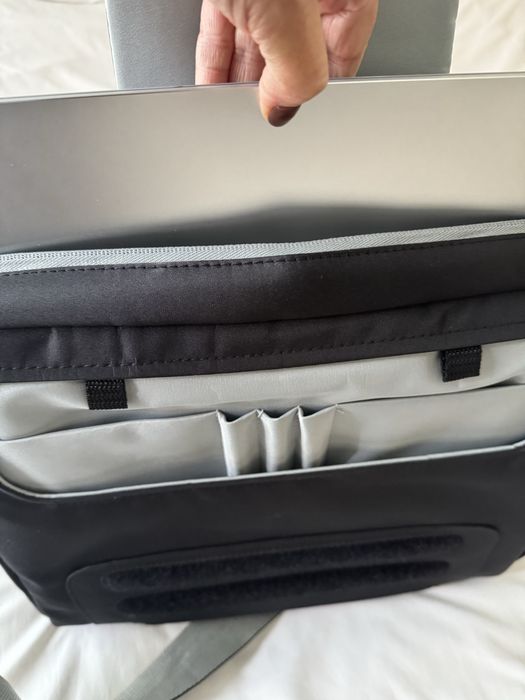 Pasta para computador, preta, com divisórias