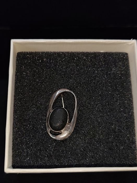 Broszka wykonana z srebra 925 w unikalnym wyglądzie