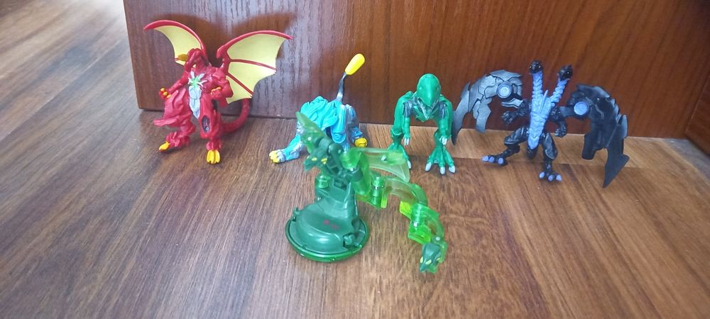 Bakugan 4w1 figurkiI Dragondroid TROX HYDOROUS NILLIOUS i 1 rozkladany