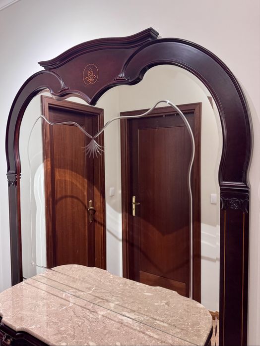 Móvel aparador em madeira maciça com espelho