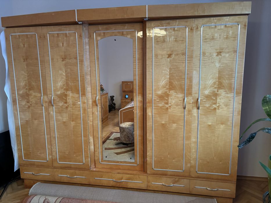 Meble do sypialni, łóżko, duża szafa, stolik, pufy, toaletka