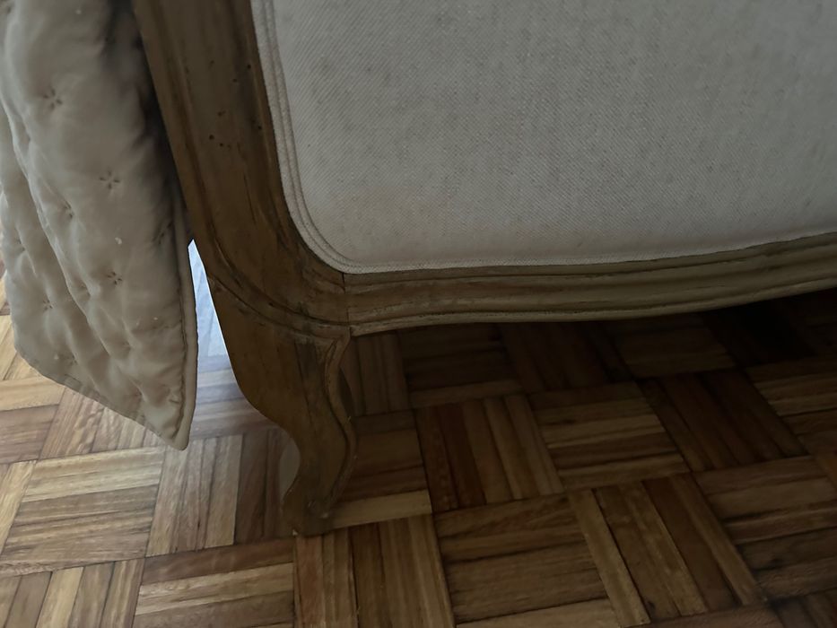 Cama de casal de madeira e forrada a Linho