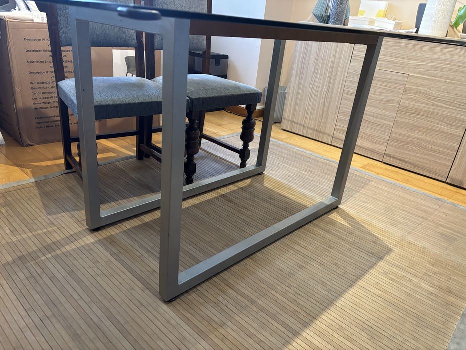 Mesa com tampo de vidro