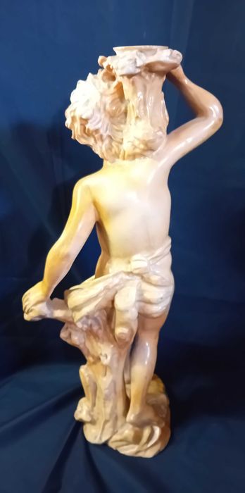Escultura em massa, Querubin carregando bouquet de flores