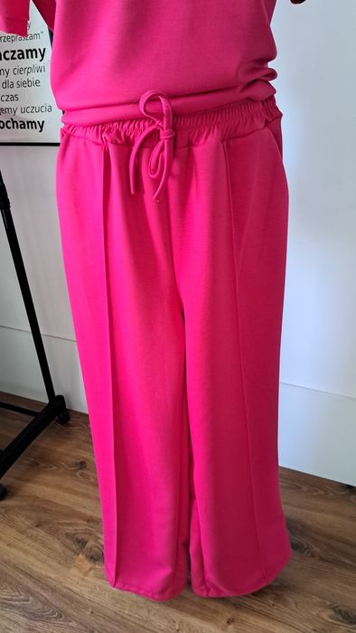 Nowy fuksjowy dres M-L