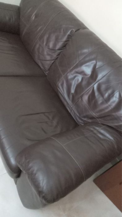 Sofá castanho em pele 2 lugares bem eatimado