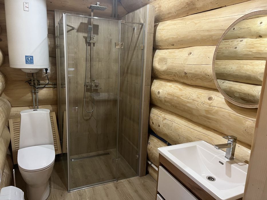 Здають деревʼяні двоповерхові будинки з кухнею