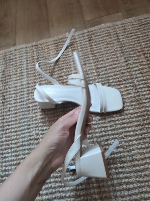 Białe sandały 42 even odd
