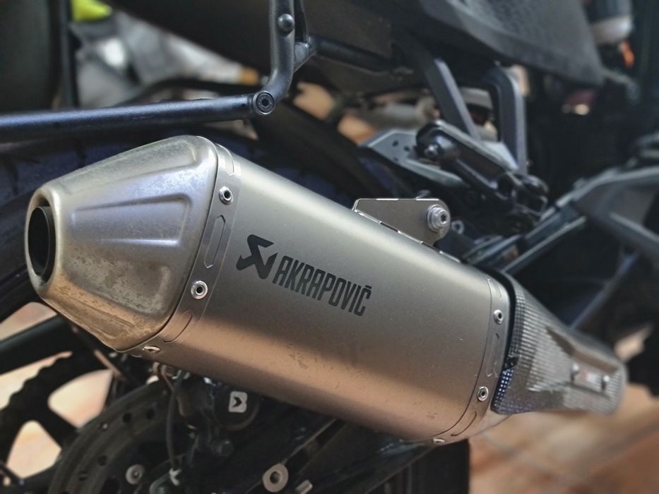 Escape Akrapovic + Suportes malas KTM 390