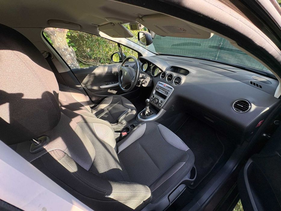 samochód Peugeot z 2012 roku