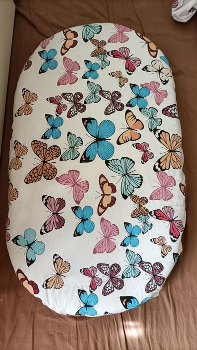 Продам 2 простыни на круглую и овальную кроватку .