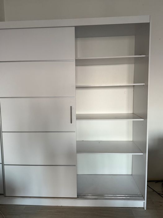 Duża szafa biała rozsuwana