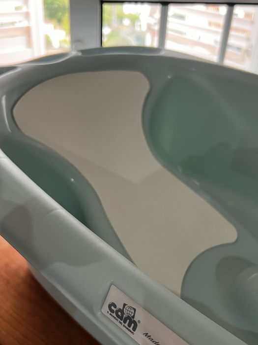 Banheira para bebe, com respetivo apoio em Madeira