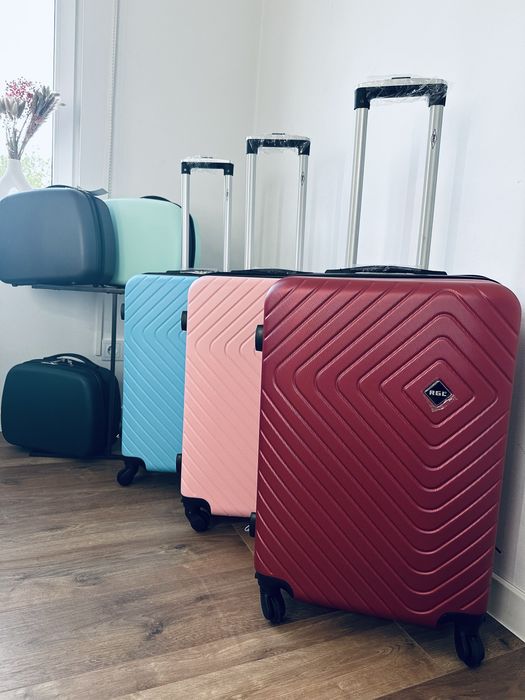 Nowa walizka srednia / bagaz do 20 kg / walizki