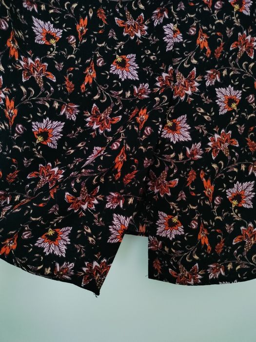 Blusa leve com padrão floral • M