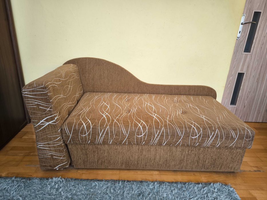Brązowa, rozkładana sofa