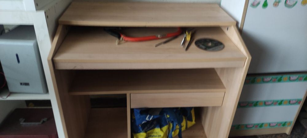 .secretaria PC 20€... Guarda roupa 60 .. sapateira 15€