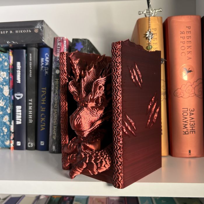 Книжковий декор, Бук Нук, Дракон «Четверте крило»