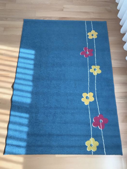 Tapete azul com padrão de flores